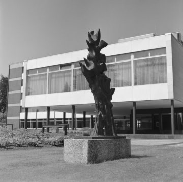 Skulptur vor der Kreisverwaltung
