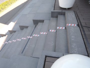 Olpe: Treppenaufgang mit coronakonformen Abstandsmarkierungen und vorgegebener Laufrichtung, hier: "Cafe Extrablatt" am Biggesee; April 2020