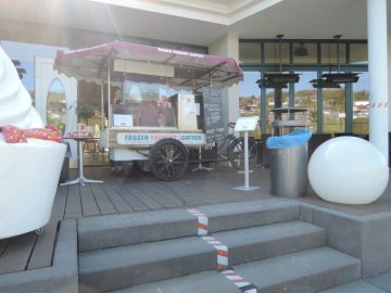 Olpe: Treppenaufgang zum Verkaufswagen mit coronakonformen Abstandsmarkierungen und vorgegebener Laufrichtung, hier: "Cafe Extrablatt" am Biggesee; April 2020