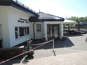 Olpe: Absperrungen am Restaurant "Bootshaus" am Biggesee