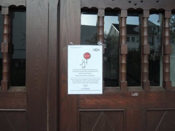 Olpe: Eingang "Altes Lyzeum" (Heute: Bürgerbegegnungsstätte, Musikschule und Sitz des Stadtarchivs) mit dem Hinweis auf die Schließung des Gebäudes bedingt durch die Corona-Pandemie