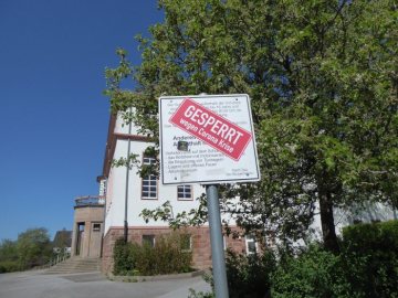 Olpe: Hinweis "Gesperrt wegen Corna Krise" vor dem Gebäude der sog. Imberg-Schule