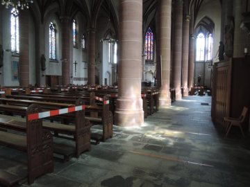 Olpe: Blick in die St.-Martinus-Kirche in Olpe mit Absperrungen zu Abstandswahrung während der Corona-Pandemie