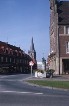 Ahaus, Ortszentrum: Zierbrunnen mit Reiterskulptur vor dem Rathaus. Im Hintergrund: Turm der kath. Pfarrkirche St. Mariä Empfängnis. Undatiert, um 1968.