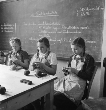 Provinzial-Taubstummenanstalt Langenhorst: Schülerinnen im Handarbeitsunterricht