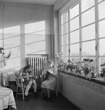 Provinzial-Heilanstalt Lengerich, 1950 - Beschäftigungstherapie: Patientinnen beim Handarbeiten im Aufenthaltsraum.
