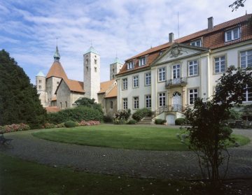 Schloss Freckenhorst in Warendorf, Eigentümer Graf von Westerholt / Familie von Westerholt-Merveldt, Blick auf die Stiftskirche St. Bonifatius