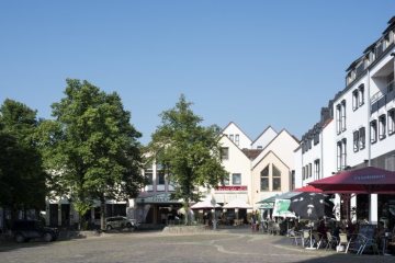 Stadt Schwerte - der Marktplatz von der Seite der Kirche aus fotografiert