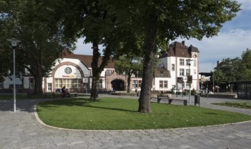 Stadt Schwerte - Bahnhofsgebäude mit seinem neu gestalteten Vorplatz