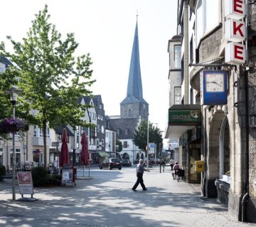 Stadt Schwerte - Ausblick von der Hüsingstraße im Zentrum der Stadt. Im Hintergrund: Das alte Rathaus und der Turm der St. Viktor Kirche am Markt