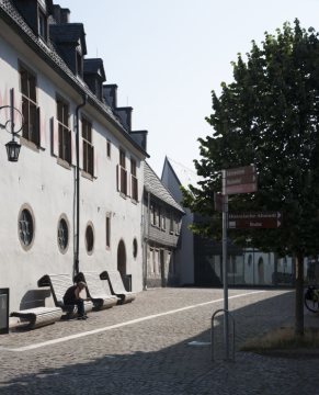 Stadt Schwerte. Neu gestalteter Vorplatz zwischen Ruhrtalmuseum und Sankt Viktor vor dem Gemeindesaal. Am Markt 1, 58239 Schwerte.