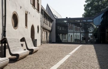 Stadt Schwerte - neu gestalteter Vorplatz zwischen Ruhrtalmuseum und Kirche St. Viktor vor dem Gemeindesaal, Am Markt 1