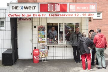 Stadt Selm - Kiosk mit Passanten, Breite Straße