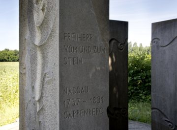 Stadt Selm - Freiherr vom Stein Denkmal in Selm. Das Denkmal wurde 2017 offenbar durch Vandalismus beschädigt, so dass die bronzene Porträtbüste des Freiherrn im Juli 2017 fehlte (seit Juni 2018 zurück)