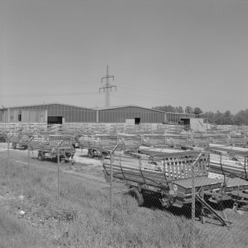 Blick über das Außenlager auf die Werksgebäude einer Landmaschinenfabrik