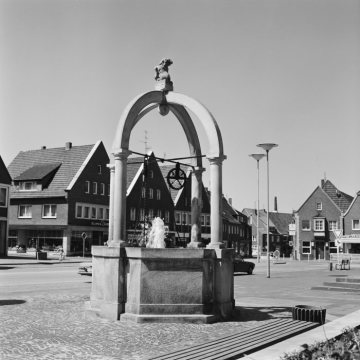 Ziehbrunnen auf dem Kirchvorplatz