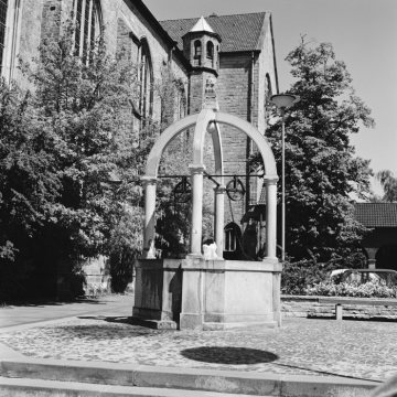 Ziehbrunnen vor der Pfarrkirche