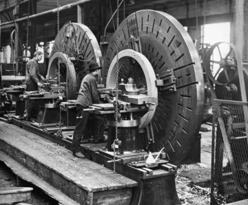 Borsigwerke, in der Mechanischen Werkstatt: Radsatzfabrikation: Ausbohren der Radbandagen auf einer Planbank