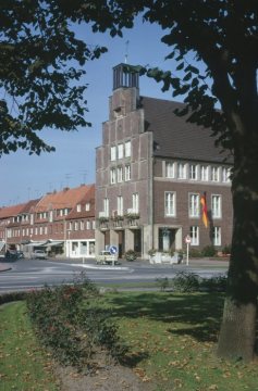 Rathaus von Ahaus - rechts: Zierbrunnen mit Reiterskulptur. Undatiert, um 1968.