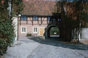 Die "Hunnenporte", Torhaus (Bj. 1630) von Stift Asbeck, Legden-Asbeck, Stiftsstraße - gegründet im 12. Jh. als Prämenstratenserkloster, ab 1523 freiweltliches Damenstift (bis 1805)