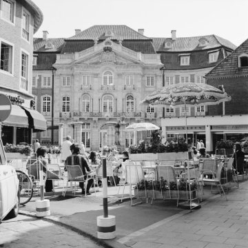 Straßencafé auf der Salzstraße mit Blick auf den Erbdrostenhof