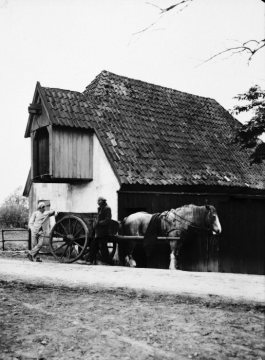 Pferdefuhrwerk an der Coermühle zwischen Münster-Coerde und Münster-Kinderhaus, Mitte der 1940er Jahre wegen Baufälligkeit abgerissen, undatiert