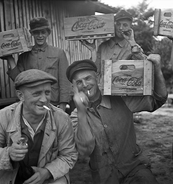 Kistenfabrik Paul Cluse, Bökerstegge, Arbeiter mit Coca-Cola-Kisten