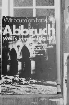 Plakat "Wir bauen am Fortschritt, Abbruch weils vernünftig ist" in der Frauenstraße 24 in Münster 1973
