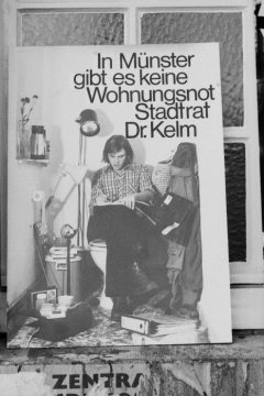 Plakat "In Münster gibt es keine Wohnungsnot Stadtrat Dr. Kelm"  in der Frauenstraße 24 in Münster  1973