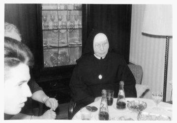 Im Haus von Berna van Hal (Nichte der Sr. Laudeberta) in Bocholt: Alfons Balthesen (Großneffe) links, Sr. Laudeberta rechts daneben, wahrscheinlich 1958/59
