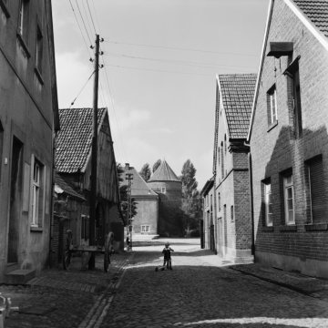 Ramsdorf, "Kurze Straße" mit Blick auf Burg Ramsdorf, seit 1930 Heimatmuseum und Jugendheim