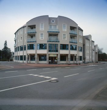 Wohn- und Bürogebäude der Siedlungs- und Baugenossenschaft an der Hangbaumstraße (Frontansicht)