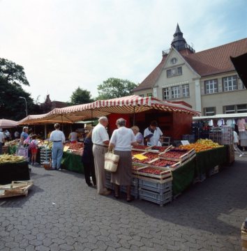 Obst- und Gemüsehändler auf dem Wochenmarkt