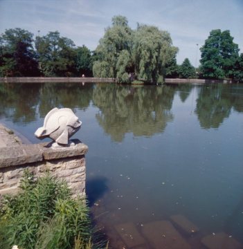 Fischskulptur am Ententeich im Steinmeisterpark