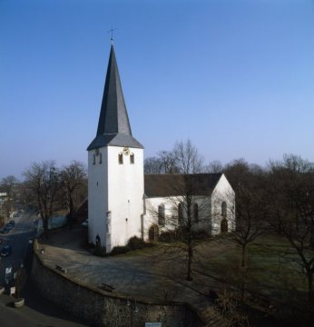Die Ev. Laurentiuskirche mit Kirchplatz
