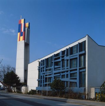 Moderne Kirchenarchitektur: St. Josef-Kirche, erbaut 1967