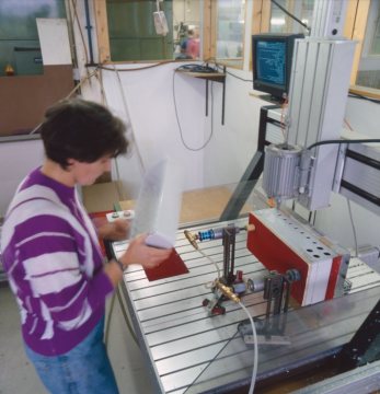 BOPLA Gehäuse Systeme GmbH: Arbeiterin an der Fräsmaschine