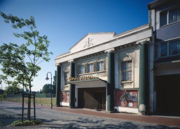 Kulturzentrum "Universum Bünde" im ehemaligen Lichtspielhaus, erbaut 1924 im Stadtteil Ennighoh - nach Leerstand und verhindertem Abriss renoviert und ausgebaut zum Veranstaltungszentrum. Ansicht im Juni 1993.