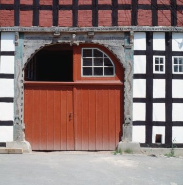 Fachwerk-Bauernhof in Knolle: Stalltor mit Schnitzwerk und Inschrift