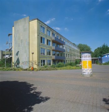 Jugendzentrum Fritz-Henßler-Haus (erbaut 1956) mit Stahlplastik "Turm", Geschwister-Scholl-Straße 33
