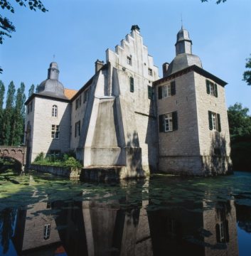 Wasserschloss Haus Dellwig, erbaut im 13. Jh., Haupthaus mit Gräfte