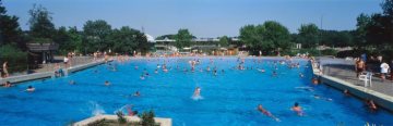 Belebtes Schwimmbad im Revierpark Wischlingen, erbaut 1975