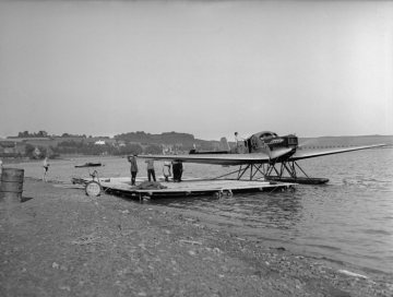 Am Möhnesee: Wasserflugzeug vom Typ Junkers F 13 (8), erstes Ganzmetallflugzeug, produziert 1919-1930 in den Junkers Flugzeugwerken, Dessau, für den zivilen Verkehrs- und Frachtverkehr. Undatiert, um 1930.