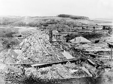 Bau der Möhnetalsperre (1908-1912): Baugrube zur Anlage der Fundamente für die 650 Meter lange Staumauer, undatiert, um 1908?