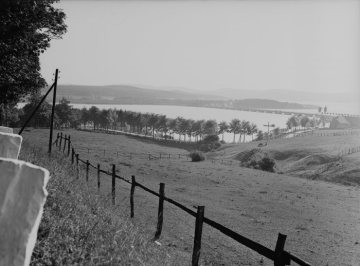 Blick von der Drüggelter Höhe auf den Möhnesee und die Delecker Brücke, undatiert, um 1913?