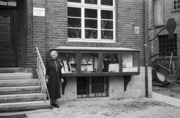 Geschäftsinhaberin Anna Denter vor Ladengeschäft für Kurz-, Weiss- und Wollwaren, Nottuln, um 1948?