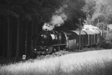 Zug mit Dampflok bei Brochterbeck, Höhe Golfplatz;  Einheits-Güterzuglokomotive der Baureihe 50, diese Baureihe war ab 1939 bei der Deutschen Reichsbahn im Einsatz, Ende der 1970er Jahre bei der Deutschen Bundesbahn ausgemustert.