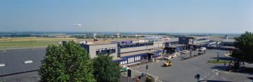 Flughafen Dortmund-Wickede, Terminalgebäude mit Blick auf die Startbahn