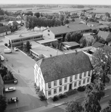 Hopsten: Blick von der St. Georg Kirche auf das Veerkamp´sche Haus und die Ketteler Realschule