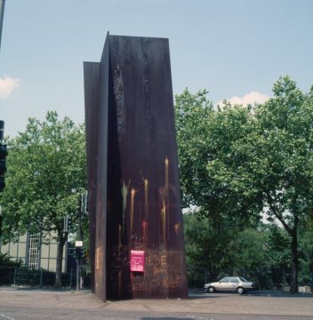 'Terminal', 12 m hohe Stahlplastik von Richard Serra (1979) am Kurt-Schumacher-Platz